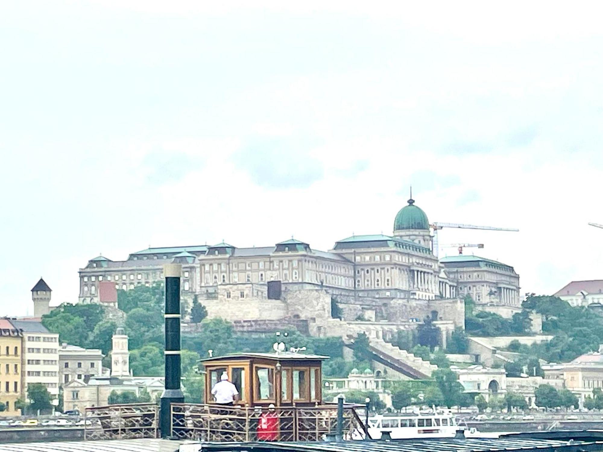 Junior Orange Next To Danube * Budapeszt